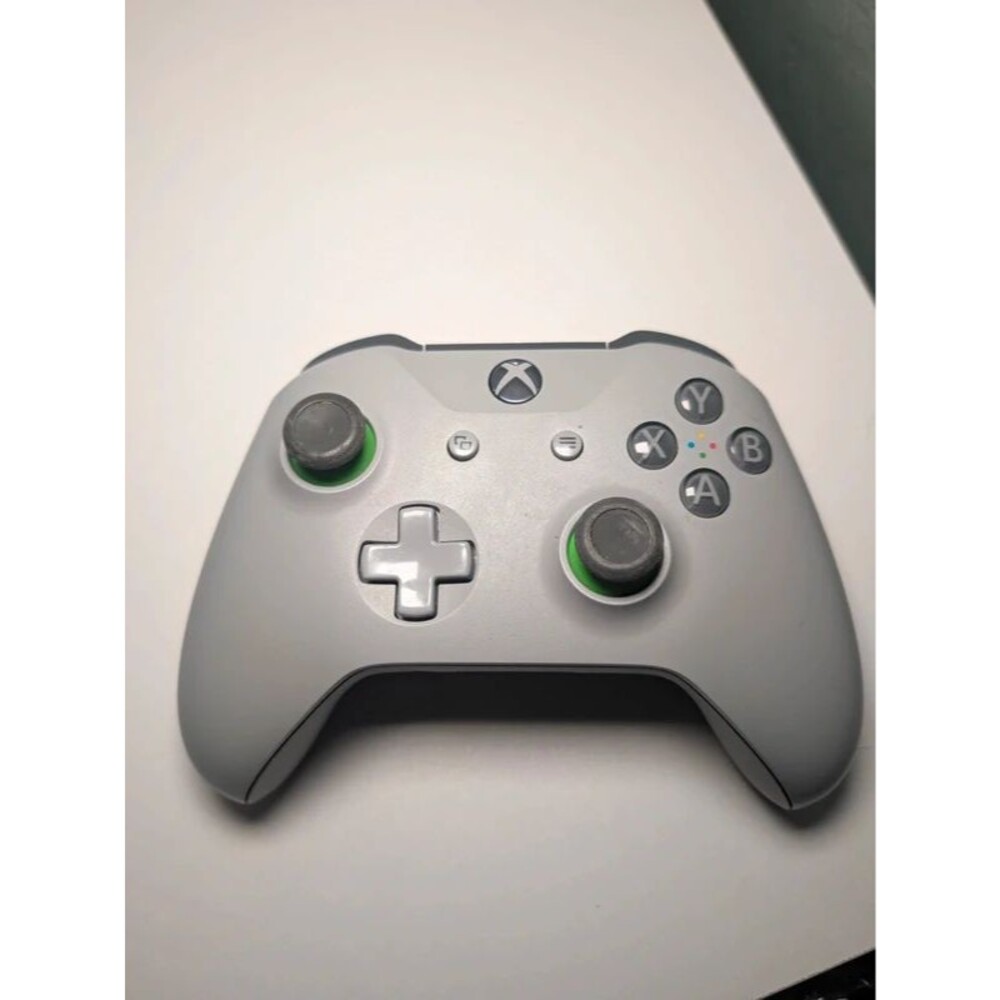 Microsoft Xbox One Wireless Controller Gray Green Model 1708 + Nyko Battery